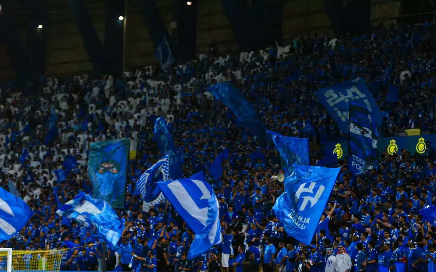 قصر متحرك يجوب شوارع الرياض تفاصيل الحافلة الأسطورية للهلال التي أثارت الإعجاب