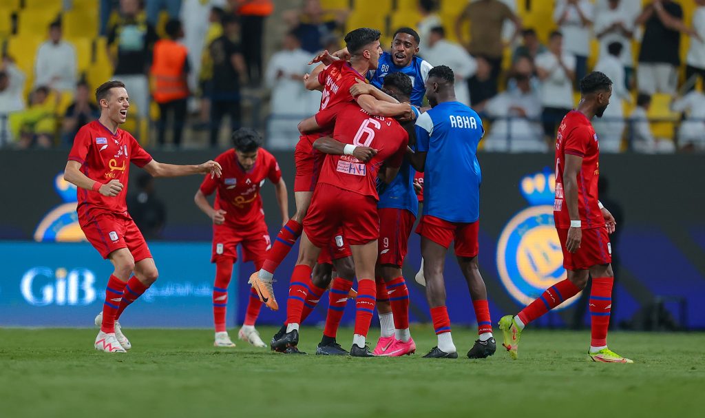 أبها يواجه تهديد الصدارة بعد تعثر مفاجئ أمام الجندل يشعل منافسات دوري يلو