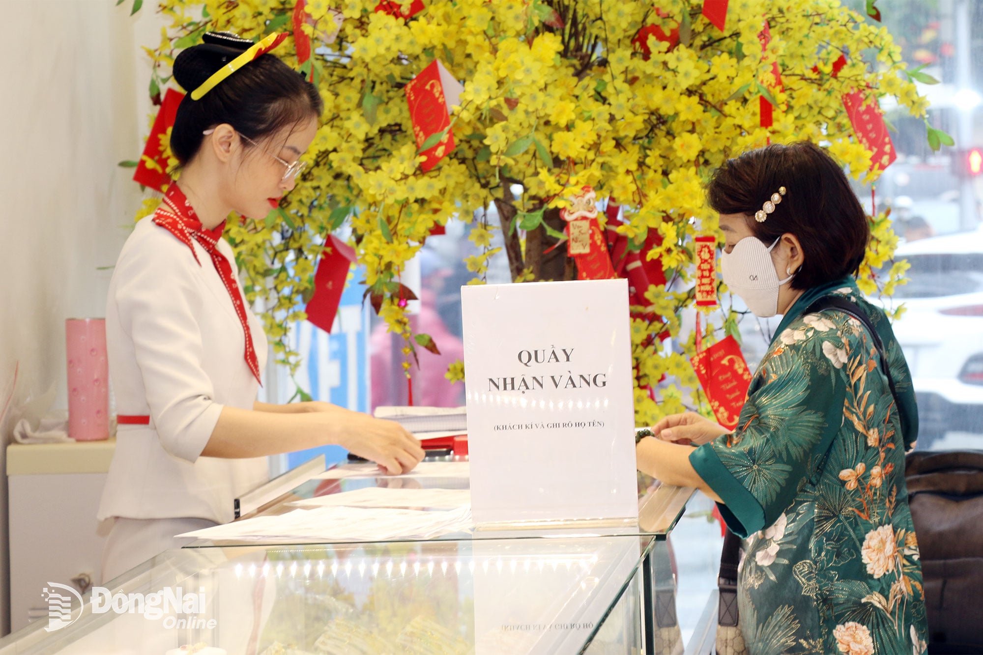 أسعار الذهب ترتفع مجددًا وخواتم الذهب تصل إلى نفس قيمة سبائك الذهب