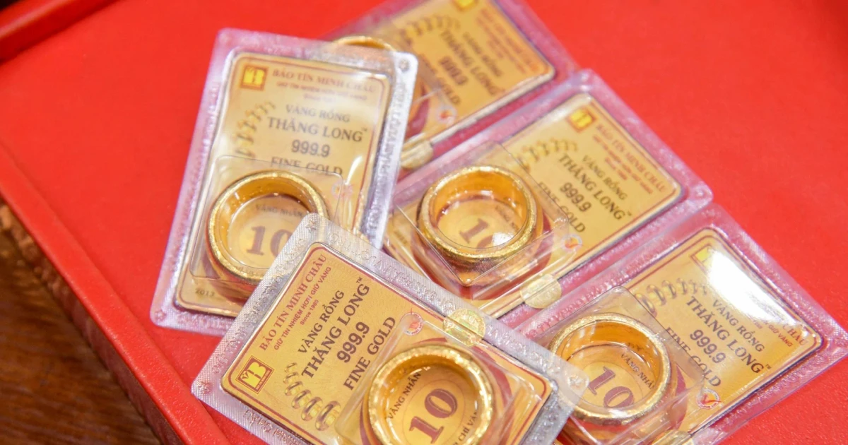 أسعار الذهب وخواتم الذهب في شركة SJC تشهد تراجعًا حادًا بخسارة تصل إلى مليوني دونغ فيتنامي للأونصة