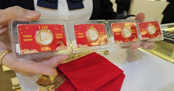 أسعار سبائك الذهب ترتفع مجددًا في شركة SJC مع تجاوز سعر الدولار الأمريكي 27000 دونغ في السوق الحرة بحلول نهاية التاسع من مارس