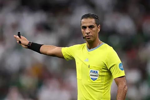 أمين عمر يقود مباراة الهلال والنجمة كحكم لأول مرة في موسم الدوري السعودي