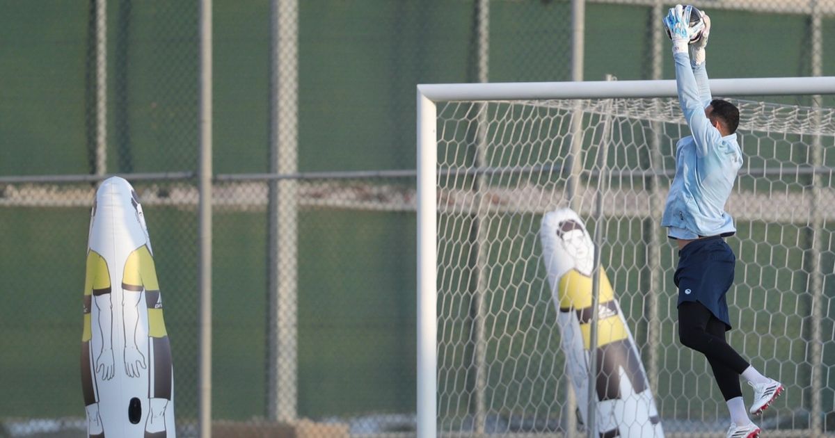 إصابة نادرة تهدد حارس مرمى ضمك وتثير قلق الجماهير