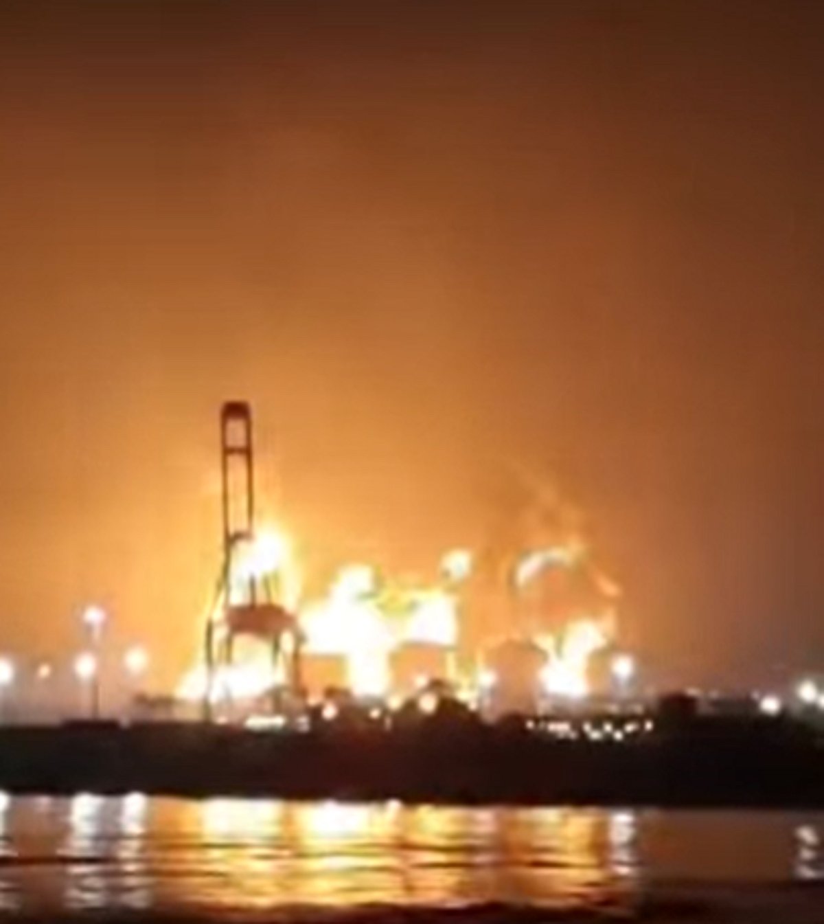 احتواء حريق خزانات الوقود في ميناء صلالة يستغرق وقتًا وفق تقديرات الجهات المختصة