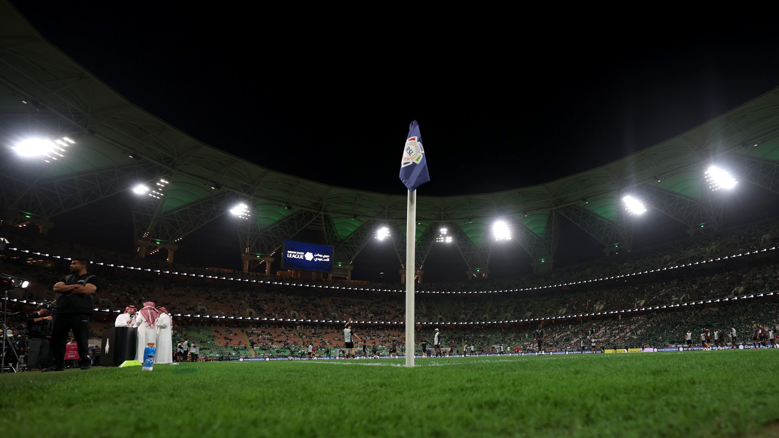 اختيار مفاجئ من عطيف لأفضل مدرب في روشن وخروج ثلاثي القمة عن القائمة