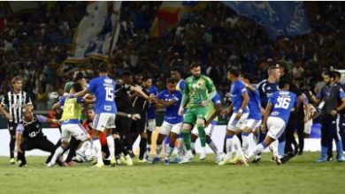 اشتباك بالأيدي بين نجمي الهلال السابقين خلال مباراة في البرازيل