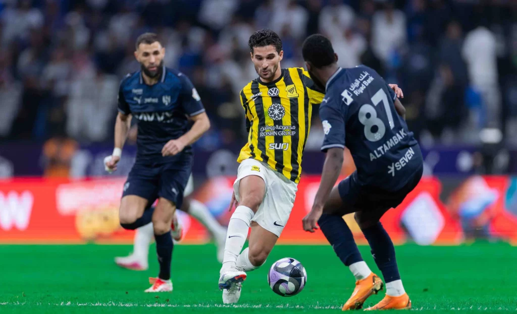 الاتحاد يستعيد قوته وعوار يقود فريقه أمام الرياض في مواجهة حاسمة