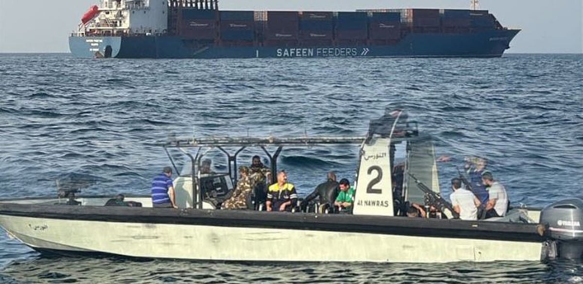 البحرية العمانية تنقذ طاقم سفينة مالطية بعد تعرضها لهجوم بصاروخين