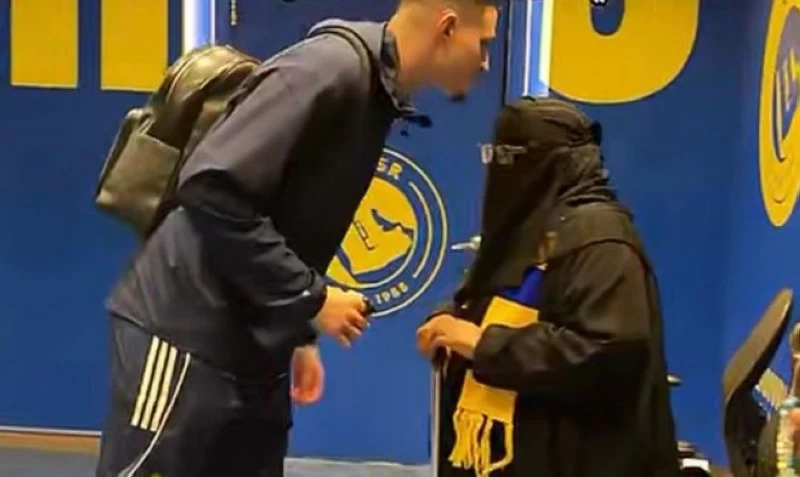 الخالة منيرة تشعل حماس نجوم «العالمي» وتحظى باحترام كبير في السعودية