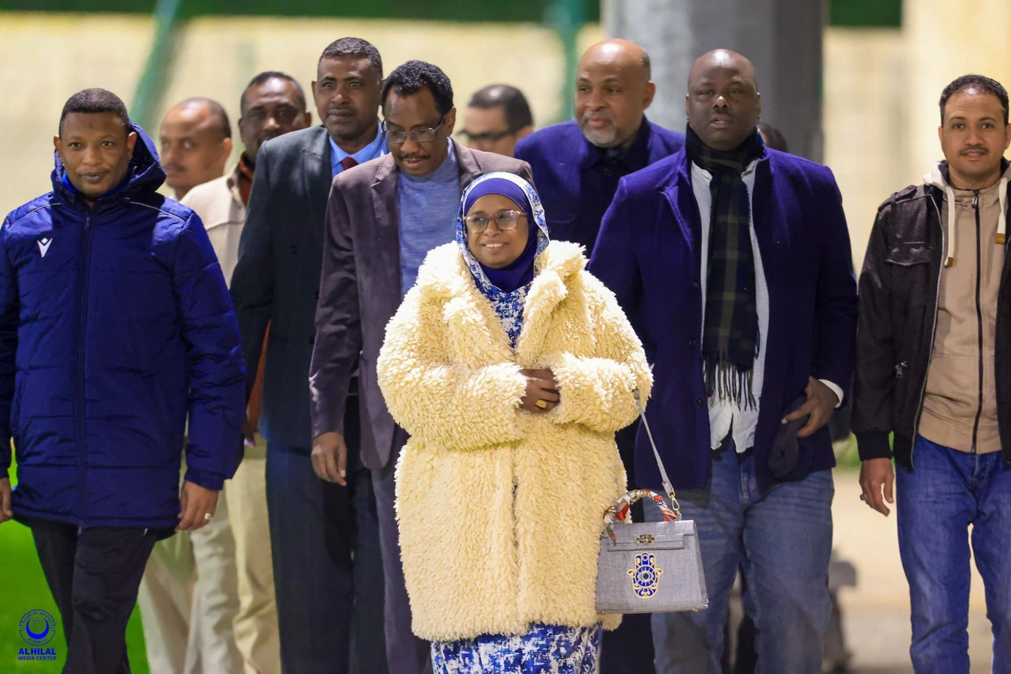 السفيرة السودانية تقدم دعمًا دبلوماسيًا وتحفز لاعبي الهلال داخل أكاديمية الرجاء