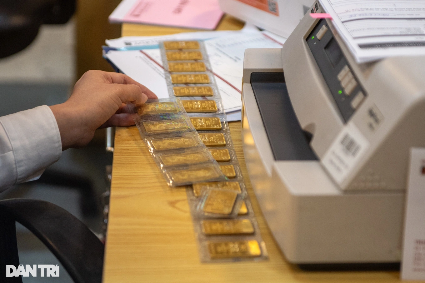 المشترون يتكبدون خسارة فورية 9 ملايين دونغ فيتنامي لكل تايل ذهب بعد أسبوع واحد من الشراء