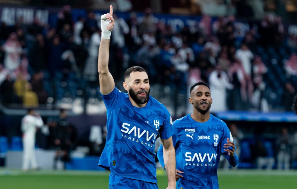 الموقف النهائي من مشاركة كريم بنزيما مع الهلال أمام الفتح في مباراة حاسمة