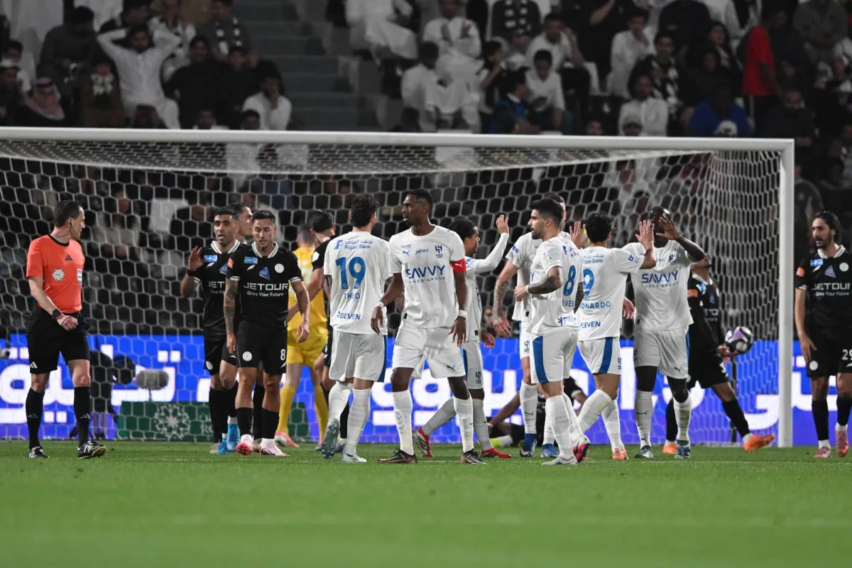 الهلال يعود بقوة إلى المنافسة بعدما يسحق الشباب بخماسية