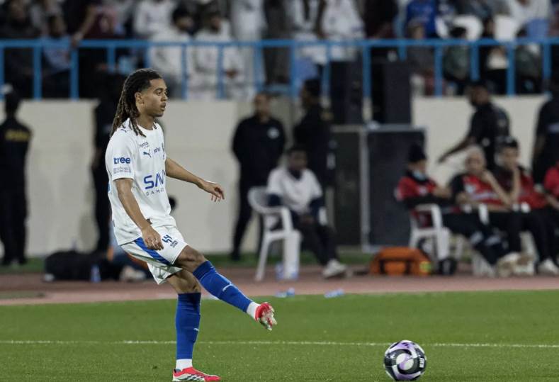 الهلال يكشف عن إصابة لاعبه سايمون بوابري بآلام في الكتف