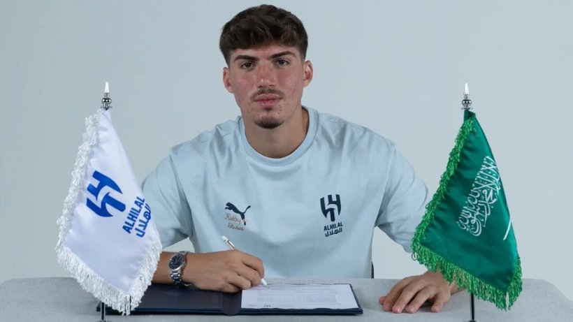 الهلال يوضح حقيقة رحلة أكتشيشيك إلى باريس