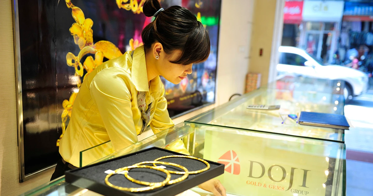 انخفاض سعر الصرف بمقدار 2 مليون دونغ فيتنامي هذا الأسبوع وخسارة العالم تتجاوز 100 دولار أمريكي