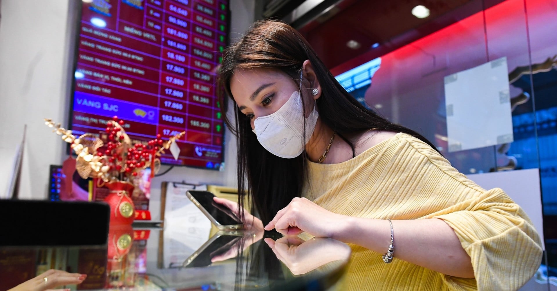 انخفاض كبير في أسعار سبائك الذهب من شركة SJC يصل إلى 1.5 مليون دونغ فيتنامي للأونصة