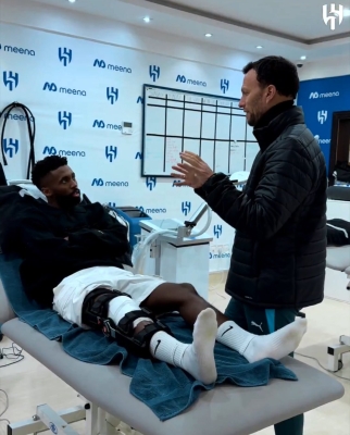 بالعكازين اليامي يشرع في رحلة التعافي داخل صفوف الهلال