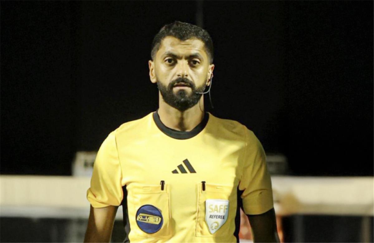 بطاقة صفراء تغير مجرى المنافسة وتطيح بحكم سعودي قبل نهاية الموسم
