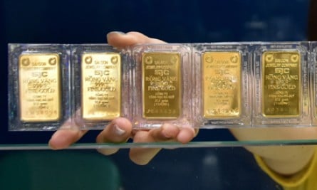 تراجع أسعار الذهب المحلية والعالمية بشكل متزامن في الأسواق العالمية والمحلية