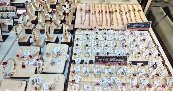 تراجع أسعار الذهب بعد وصولها لأعلى مستوياتها منذ أكثر من شهر