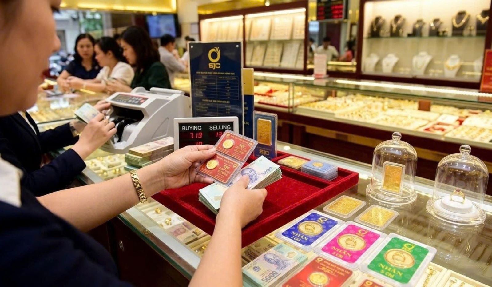 تراجع أسعار خواتم الذهب من نوع SJC وخواتم الذهب الخالص والسوق يترقب حلول الاستيراد