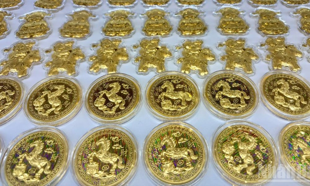 تراجع أسعار سبائك وخواتم الذهب بفقدان يقارب مليونين دونغ في بداية الأسبوع