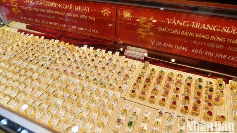 تراجع حاد عقب الارتفاع القياسي الذي سجله السوق أمس