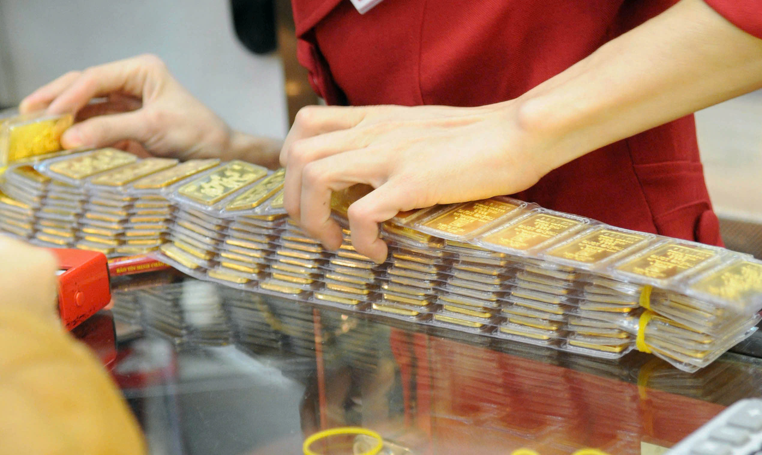 تراجع حاد في أسعار الذهب والفضة يثير اهتمام الأسواق العالمية