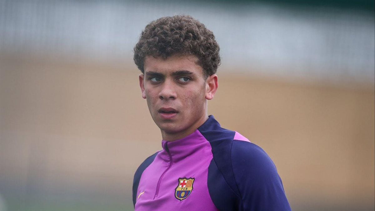 تعقيدات إدارية تؤخر انضمام حمزة عبد الكريم إلى صفوف برشلونة تفاصيل الحكاية