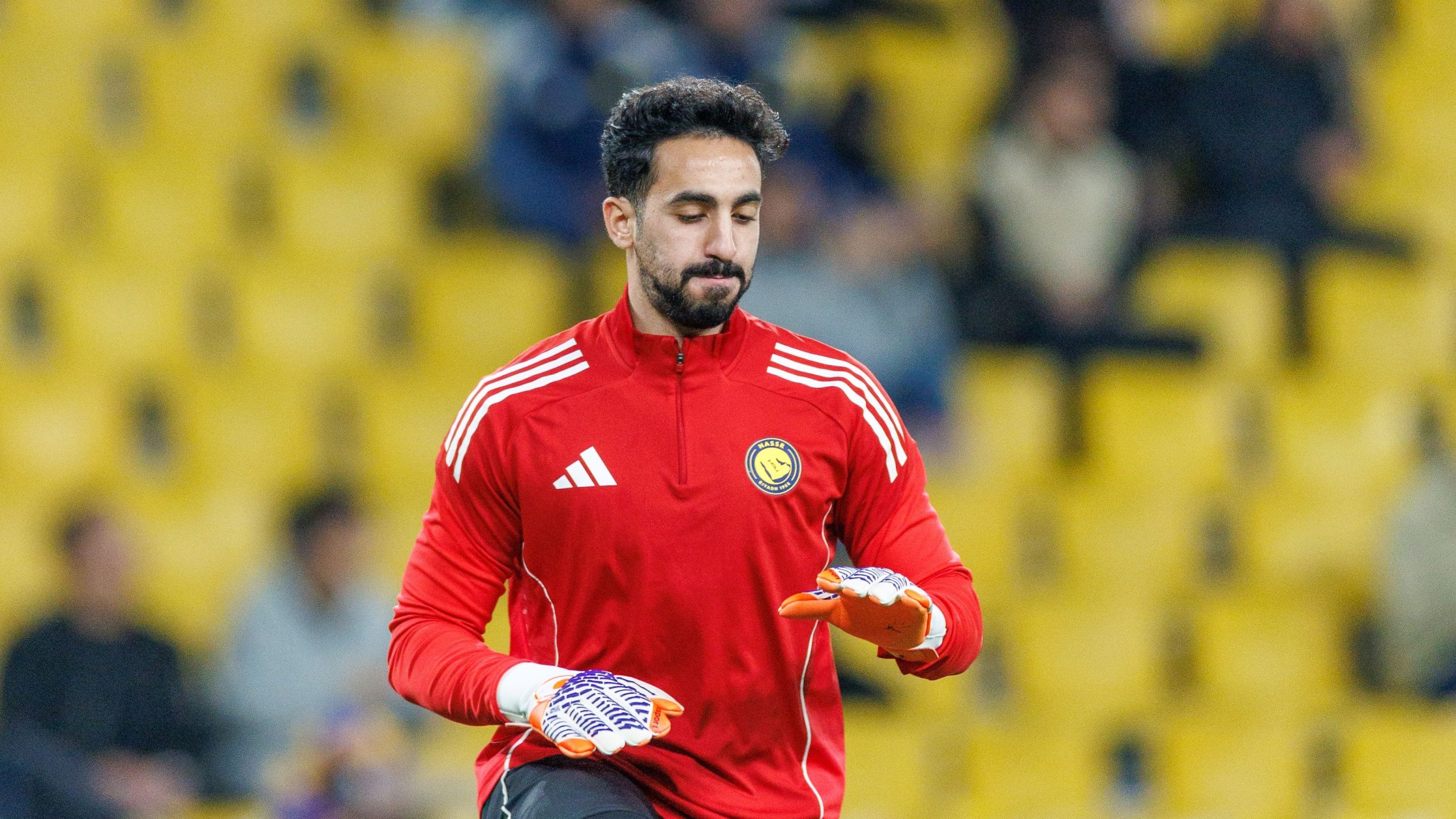 خلاف نواف العقيدي مع إعلامي بسبب تميمة نجله ورفض إدارة النصر حماية نواف: موقف شخصي لا دخل لنا به