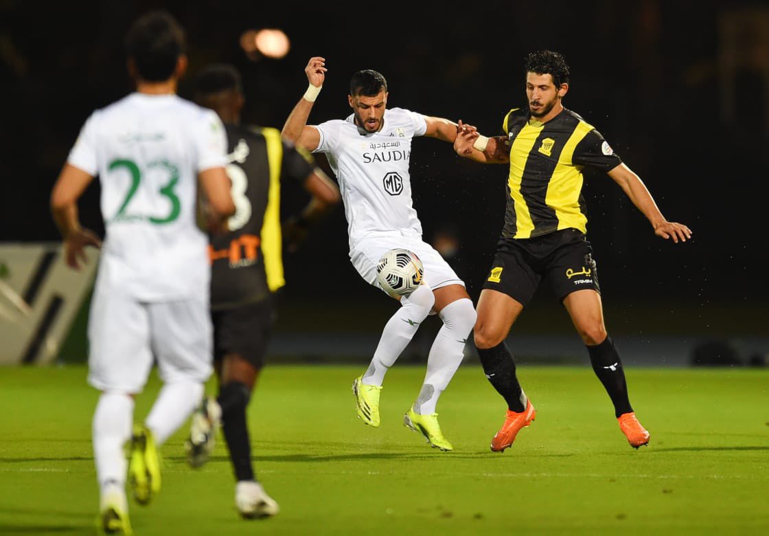 ديربي جدة يشعل المنافسة بين الأهلي والاتحاد في قمة الدوري السعودي