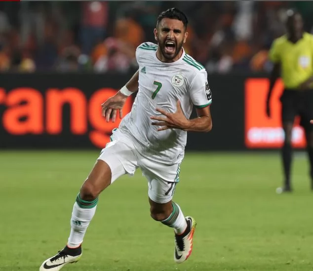 رياض محرز يتصدر هجوم الأهلي السعودي في مواجهة اتحاد جدة