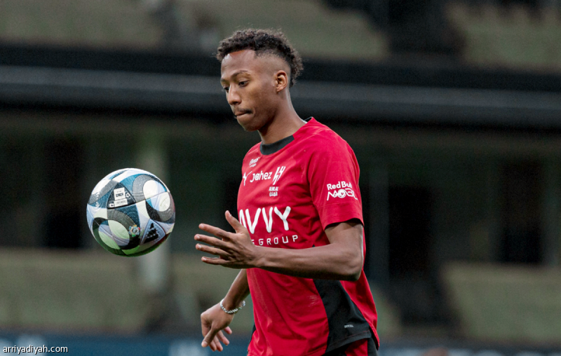 سالم الدوسري يثير التساؤلات حول موقفه من دعم الهلال في الكلاسيكو المرتقب