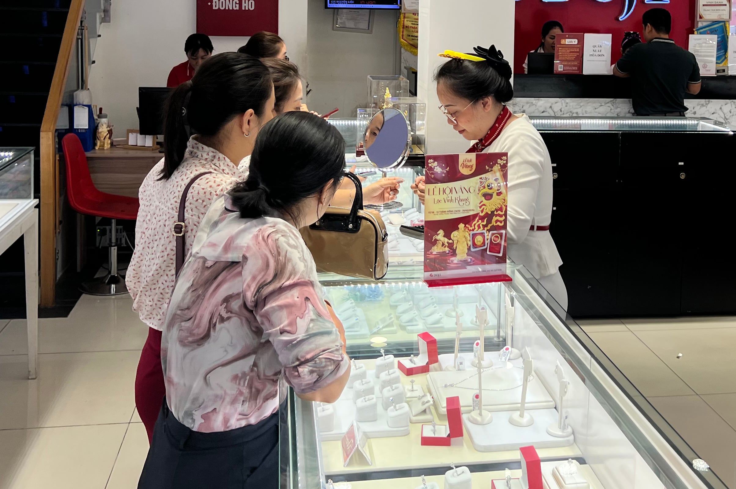 سعر الذهب يبدأ الأسبوع بهبوط 2.5 مليون دونغ فيتنامي لكل تايل قبل أن يستعيد مكاسبه