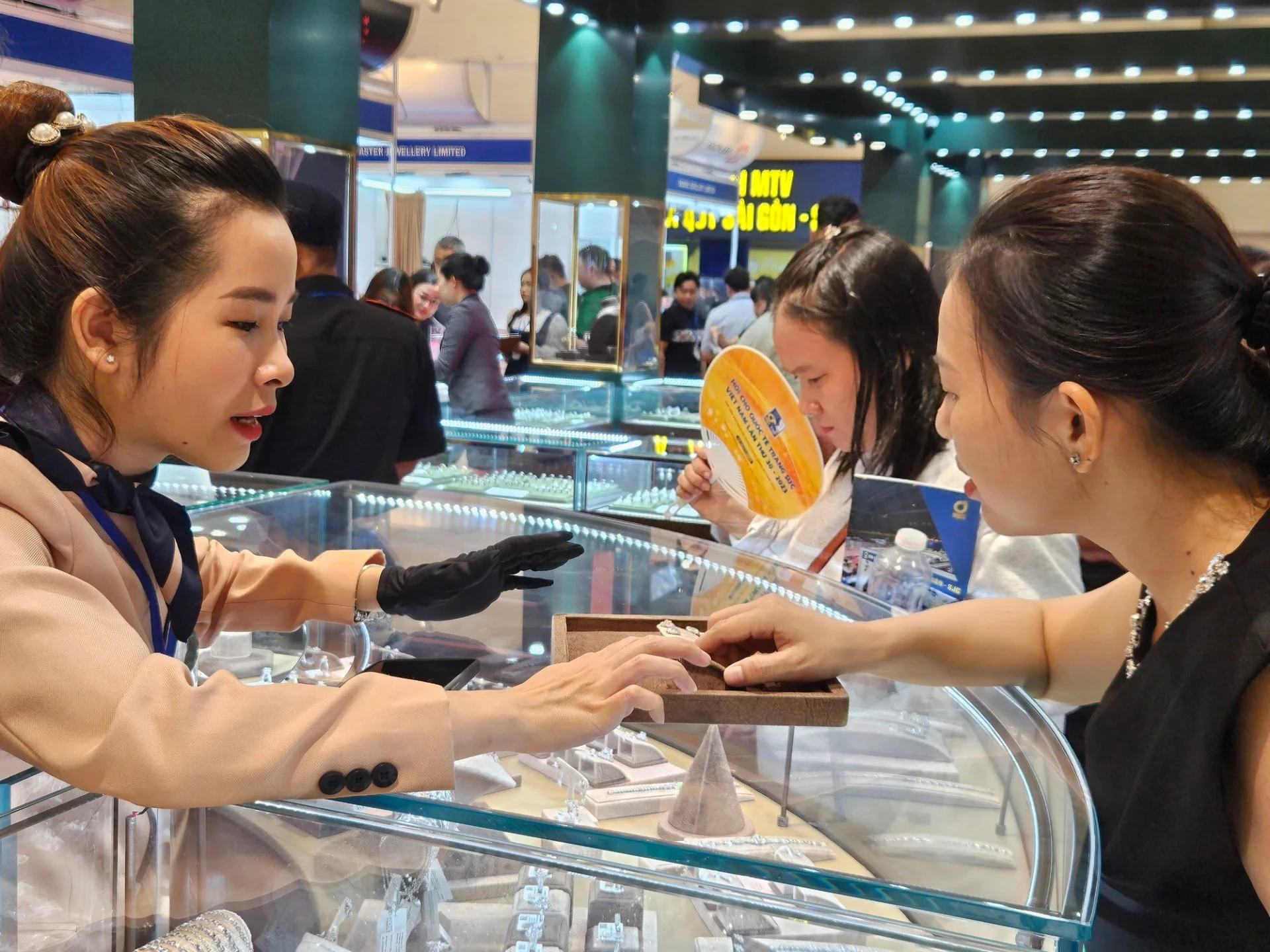 سعر الذهب يرتفع بأكثر من مليون دونغ فيتنامي لكل تايل ويحقق مكاسب قوية