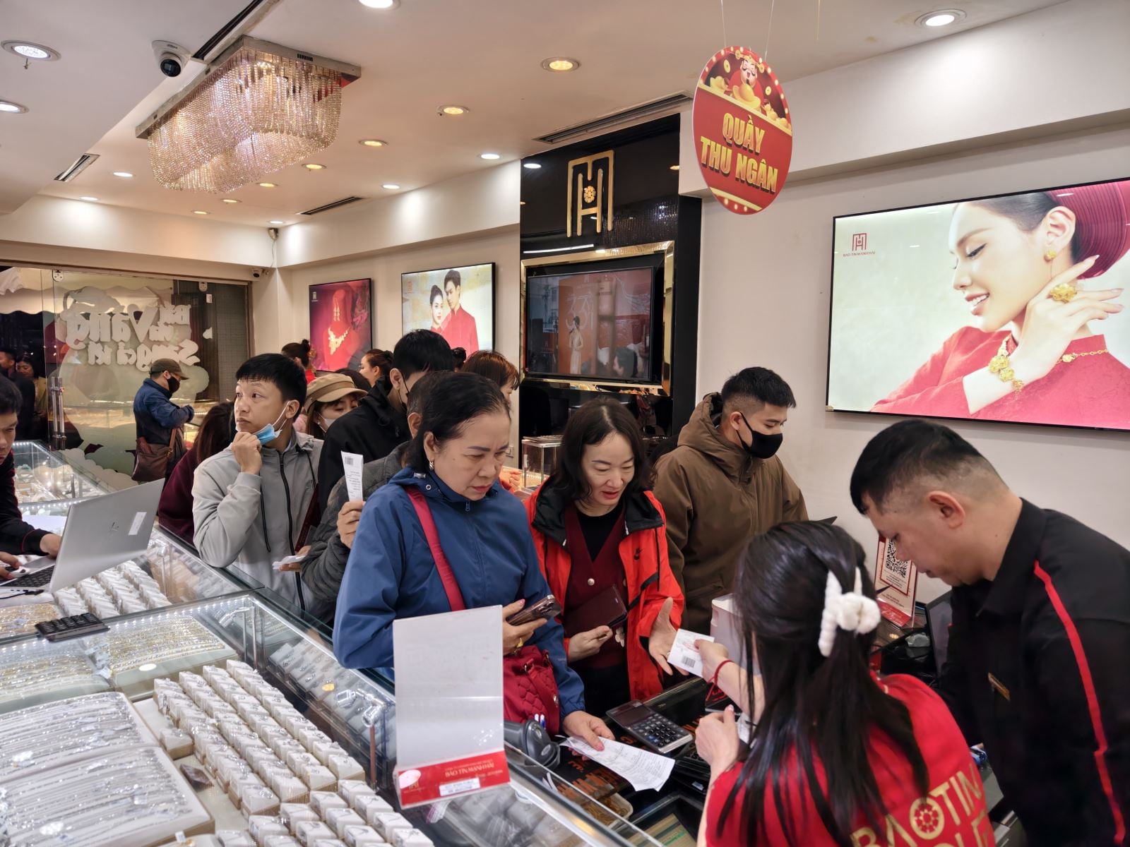 سوق الذهب يبرز بوادر تعافي قوية مع مؤشرات إيجابية متجددة