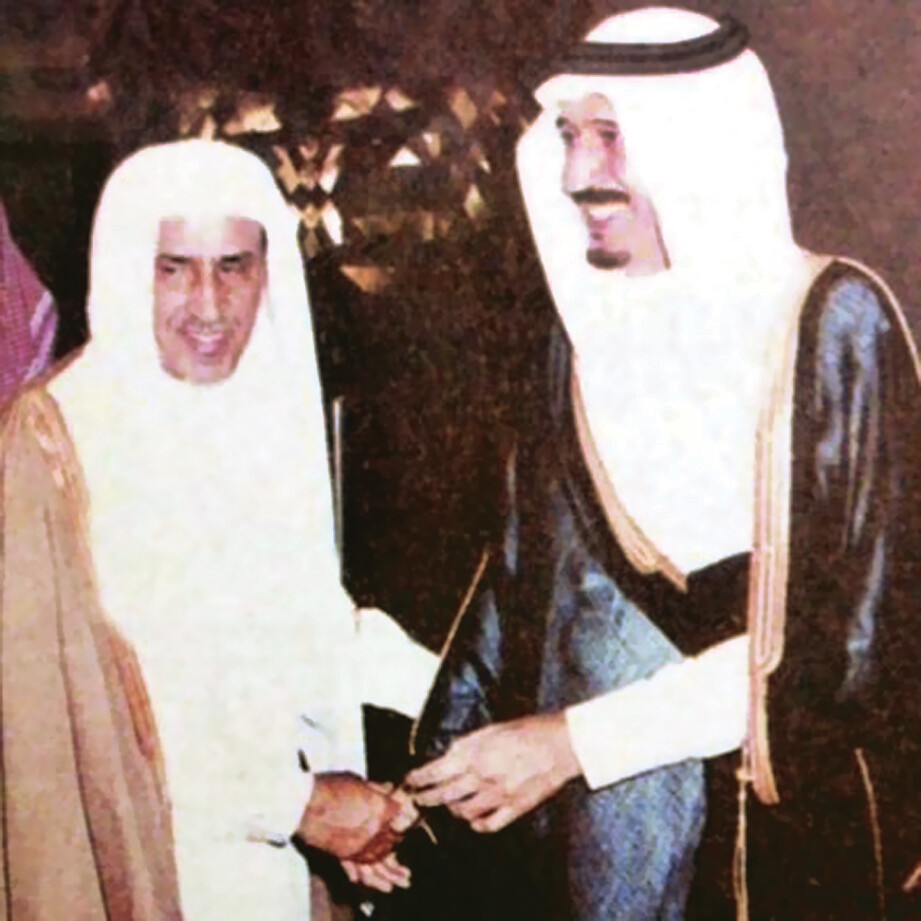 عبدالرحمن بن سعيد يصنع رمز الهلال الذي يجمع كل الأجيال