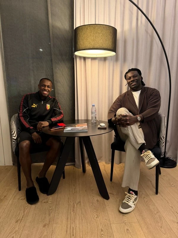 غوميز يثمن سعود عبدالحميد ويصفه بفخر السعودية خلال زيارته في مقر إقامته