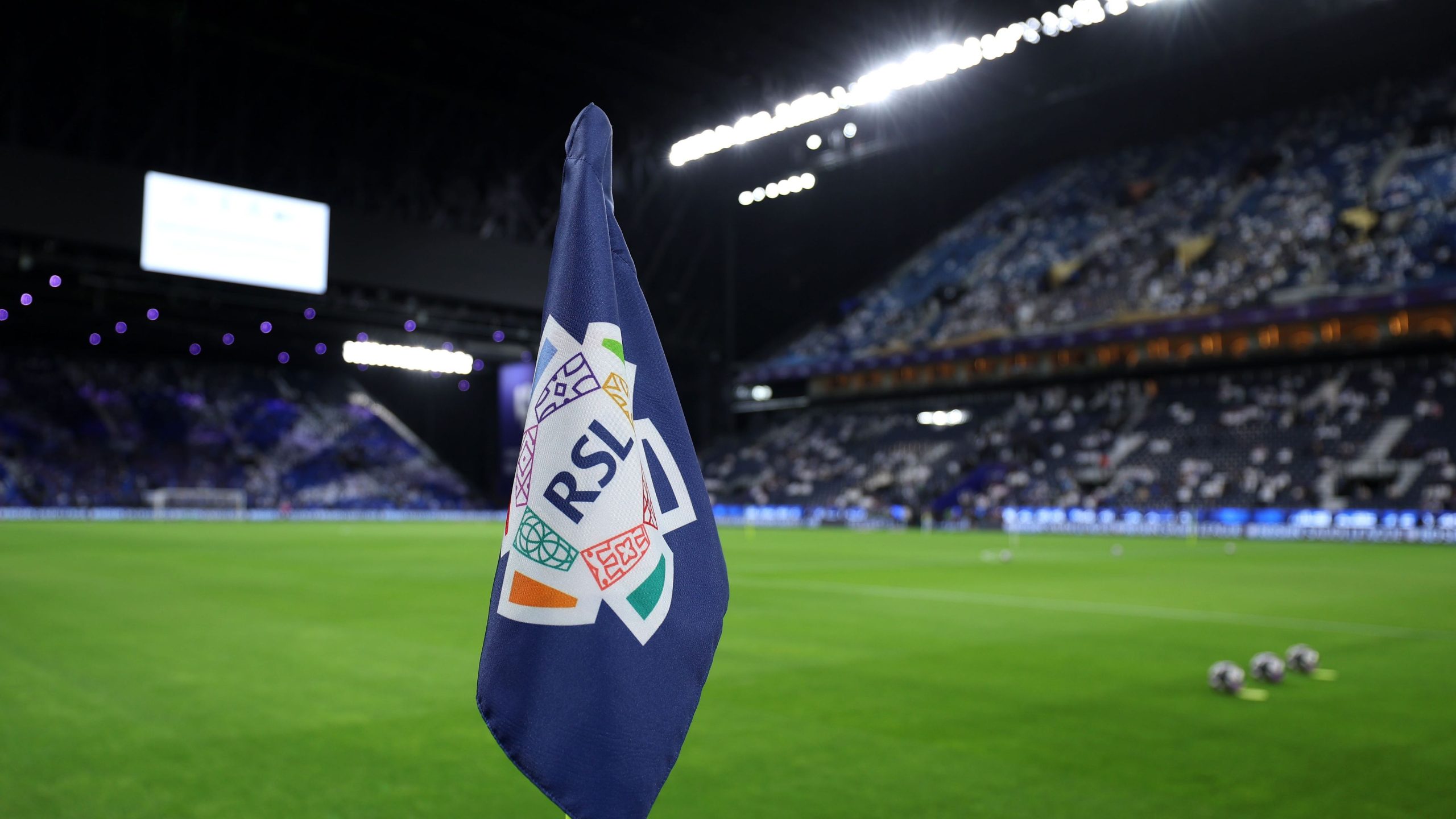 فيديو طريف يظهر هدف يعالج إصابة لاعب في دوري روشن لكرة القدم