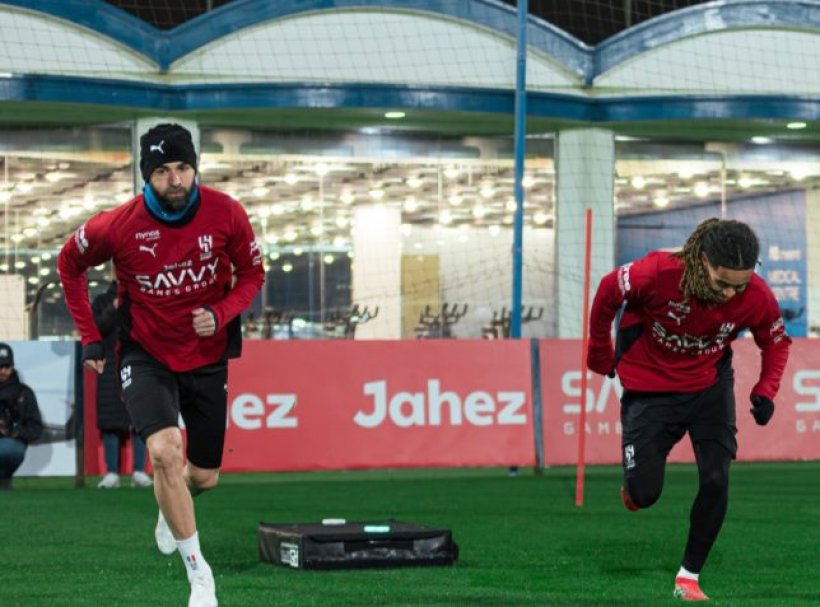 كريم بنزيما يستعد لمواجهة نجم الهلال في الدوري السعودي