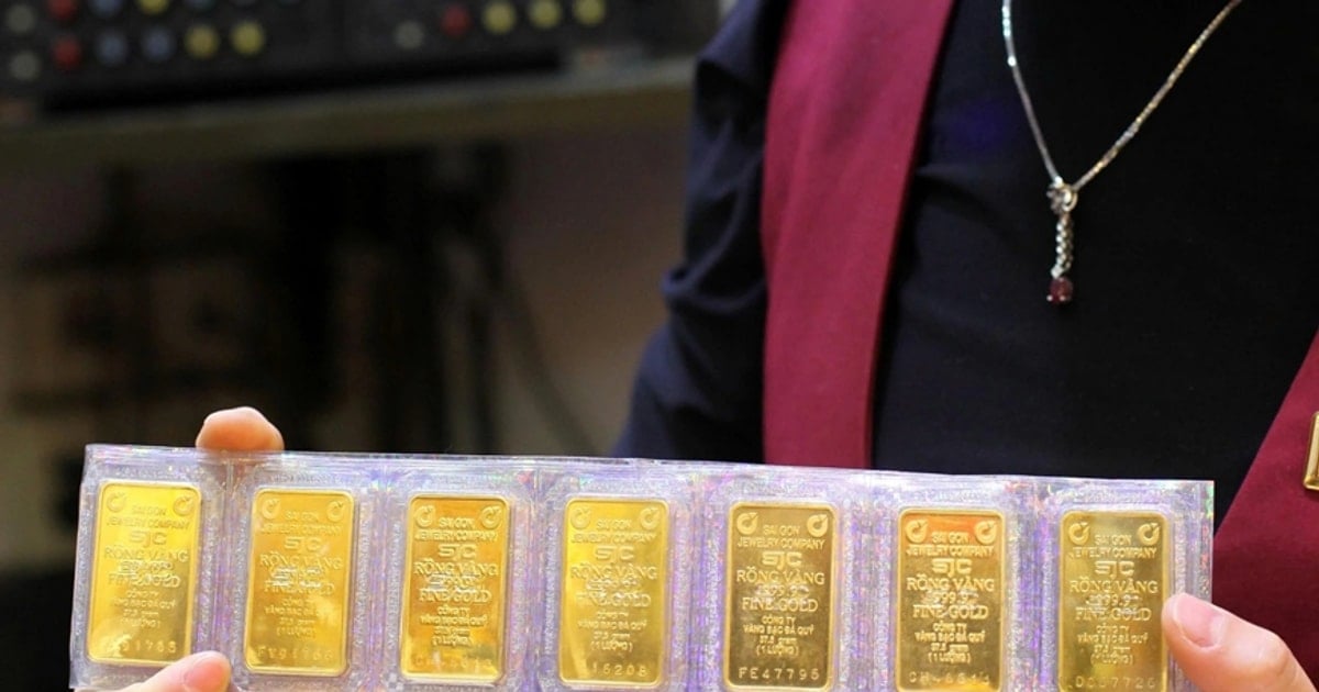 مشترو الذهب في شركة SJC يواجهون خسائر تقارب 2 مليون دونغ فيتنامي لكل أونصة خلال أسبوع واحد