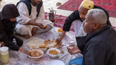 موائد إفطار الجالية السودانية في الحدود الشمالية تعكس غنى الموروث الثقافي