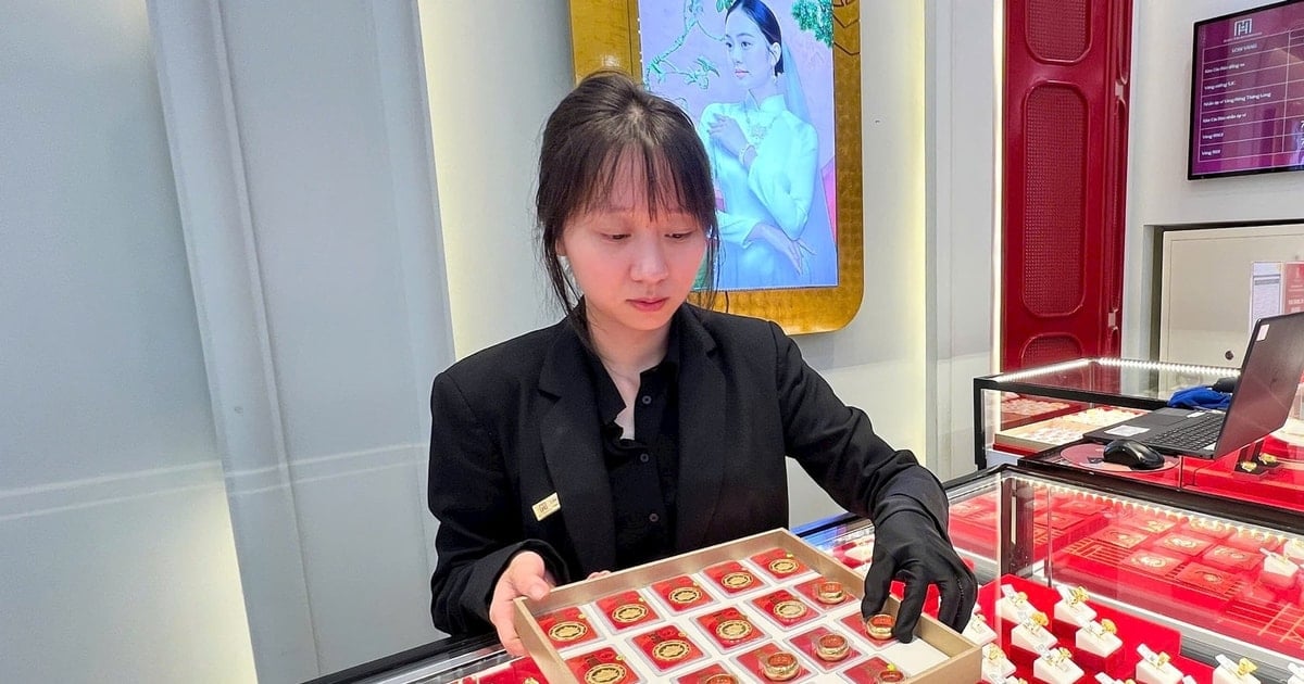 هبوط سعر الذهب في SJC بمقدار 1.5 مليون دونغ فيتنامي مع ارتفاع الأسعار العالمية بمقدار 51.9 دولار أمريكي